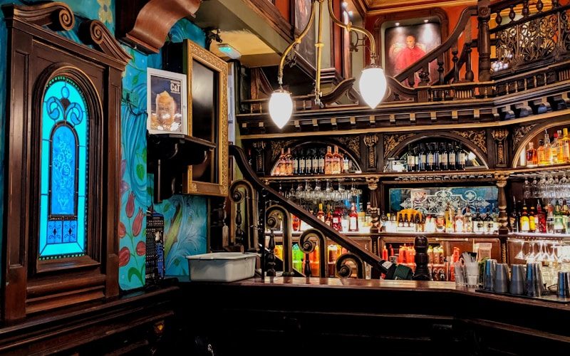 Vendra bar and nightclub software — bar with drinks and bartender