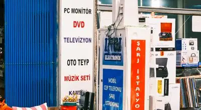 Electronics store with devices on display