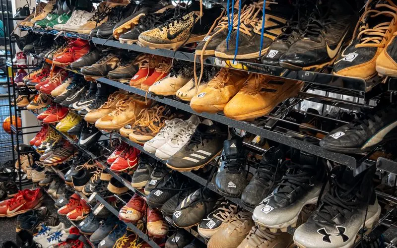 Sports shop with equipment variants and POS managed by Vendra ERP