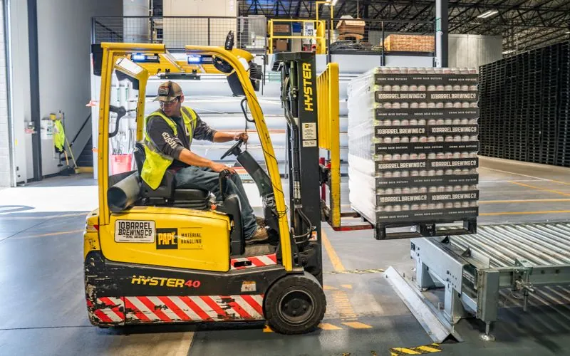 Logistics warehouse and courier delivery tracking managed with Vendra ERP